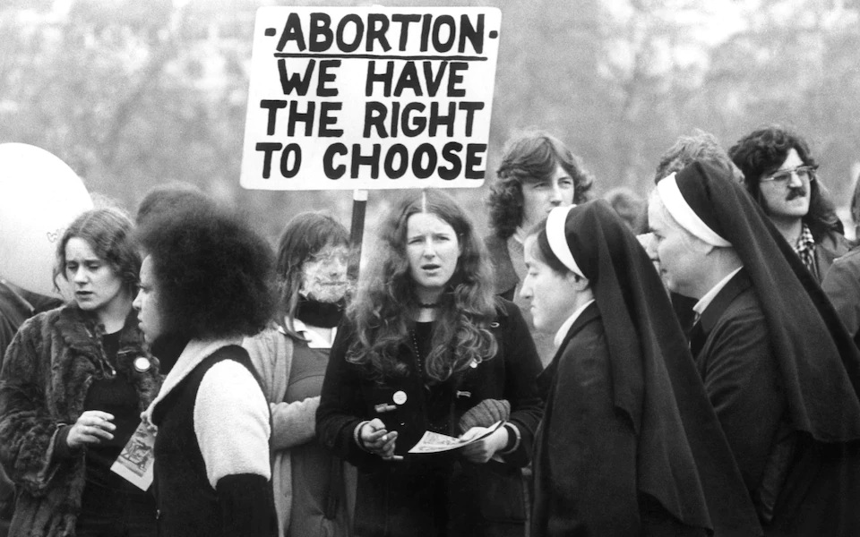 Aborcyjny protest w Anglii, rok 1974. Na zdjęciu zakonnice i osoby z banerem 