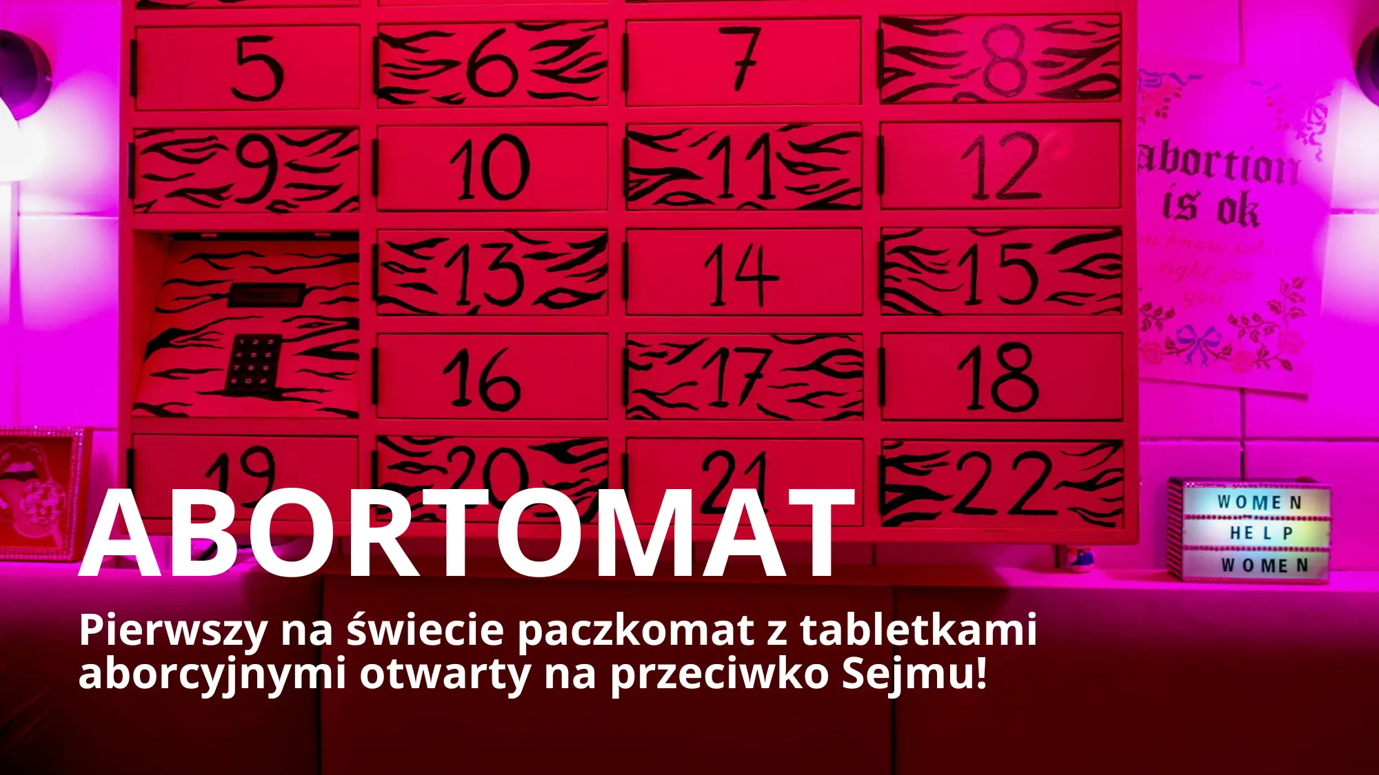 Różowy paczkomat przyozdobiony w stylu disco. Oświetlony  jest kolorowymi światełkami. Co druga szafeczka pomalowana jest w wzór zeberki. Miejsce ma lekko kiczowaty lecz przyjazny i przytulny vibe.