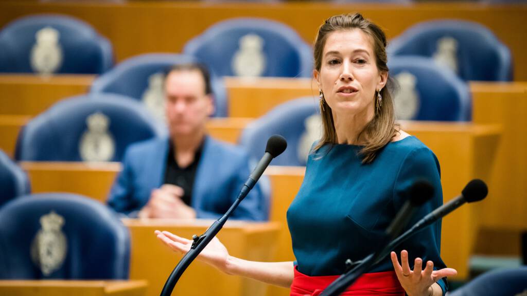 Corinne Ellemeet przemawia w Holendersim parlamencie.
