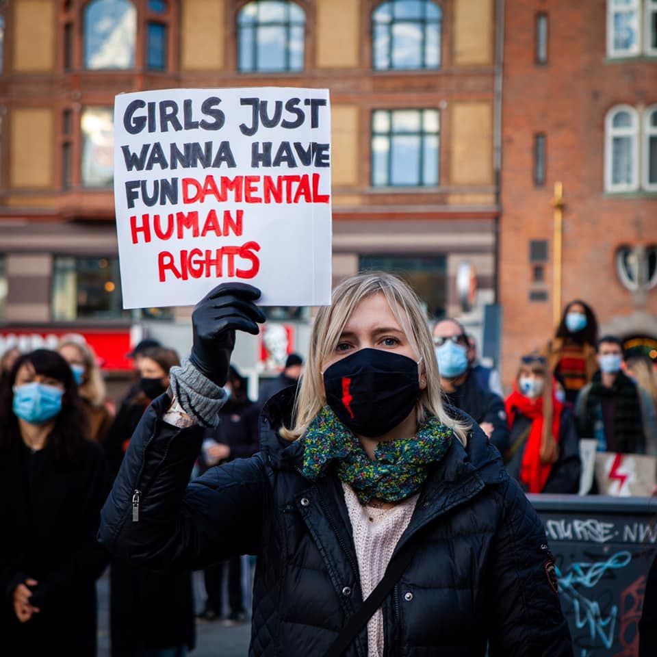Prostest pro-choice w Danii w solidarności z kobietami. Na zdjęciu obywatelki Danii z banerem - Girls just wanna have fundamental human rights.