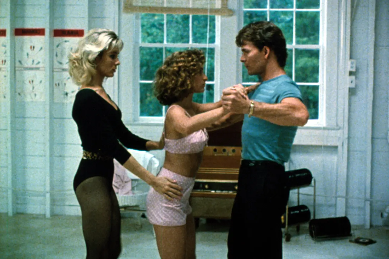 Kadr z filmu Dirty Dancing - kultowego kina w którym pojawia się wątek aborcji - scena przedstawia pierwszą lekcję tańca pomiędzy bohaterami.