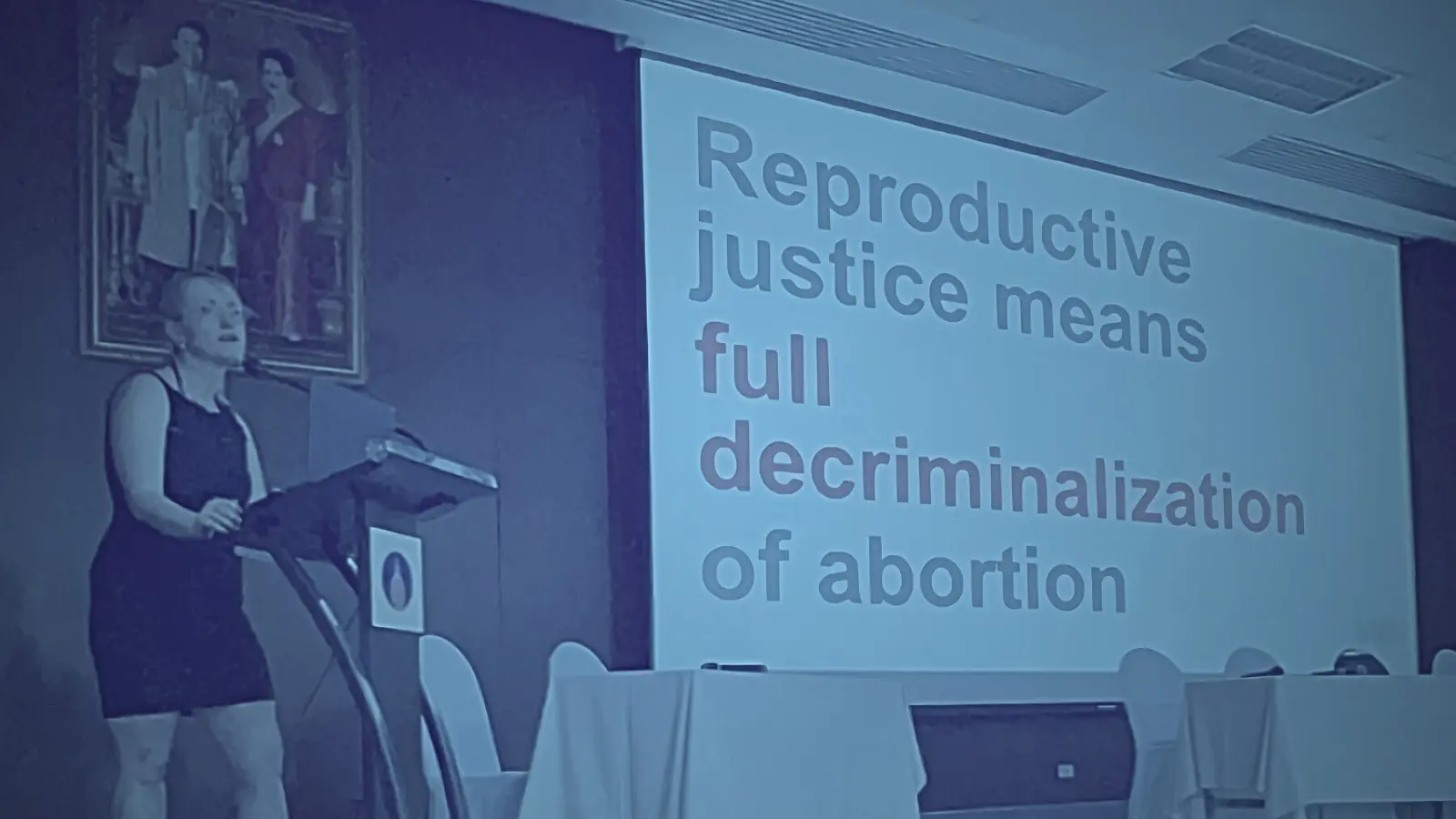 Kinga Jelińska przemawia na międzyanorodowej konferencji aborcyjnej w Bangkoku.