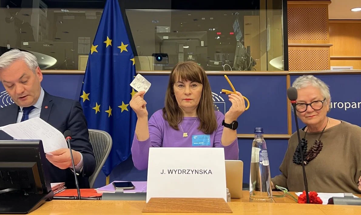 Justyna Wydrzyńska w Parlamencie Europejskim - spotkaniu przewodniczy Robert Biedroń.