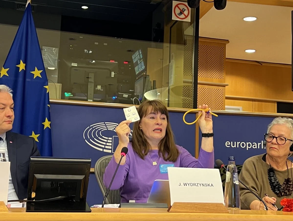 Justyna Wydrzyńska pokazuje Komisji EU cewnik Foleya.