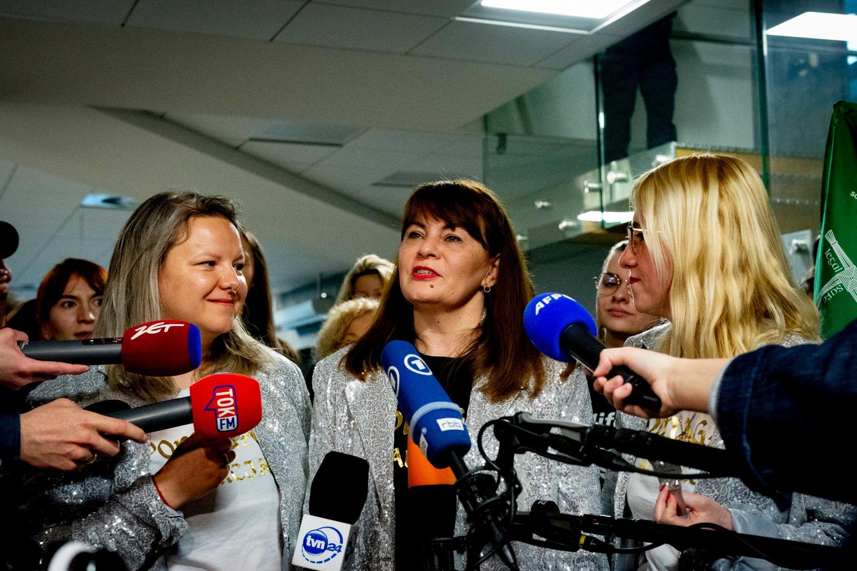 Aktywistki Aborcyjnego Dream Teamu udzielają wywiadu przedstawicielom mediów z Polski i Europy.