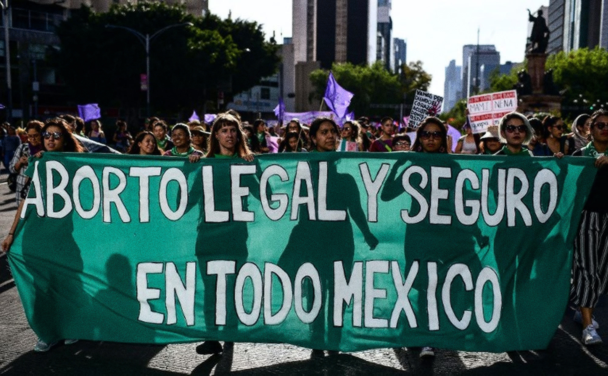 Kobiety niosące baner rządający dostępu do legalnej i bezpiecznej aborcji w całym Meksyku.