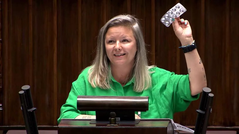 Natalia Broniarczyk w sejmie pokazuje tabletki aborcyjne z mównicy.