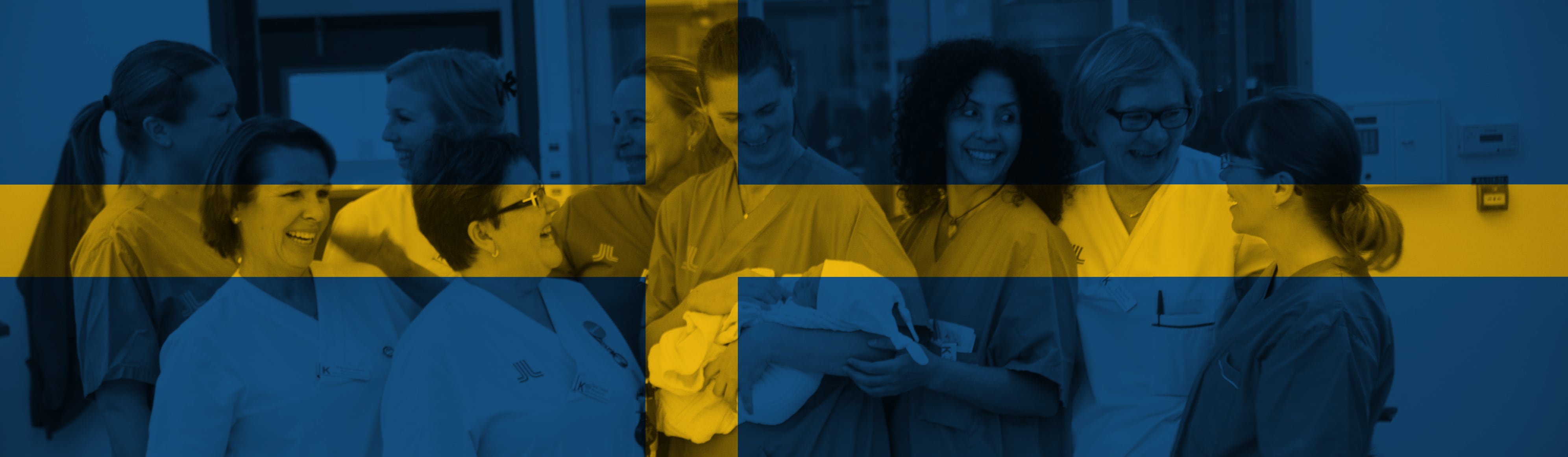 Szwedzkie lekarki, ginekolożki i położne należące do stowarzyszenia Vårdförbundet (the Swedish Association of Health Professionals) stoją razem uśmiechając się do siebie.