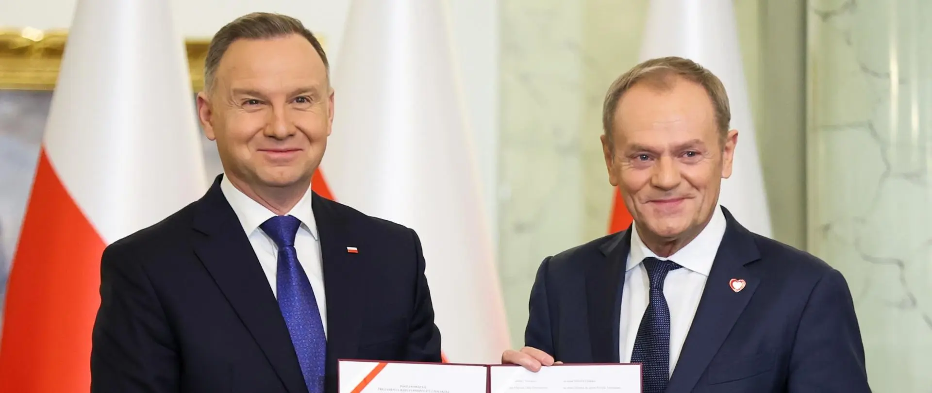 Donald Tusk otrzymujący od Andrzeja Dudy nominację na premiera.